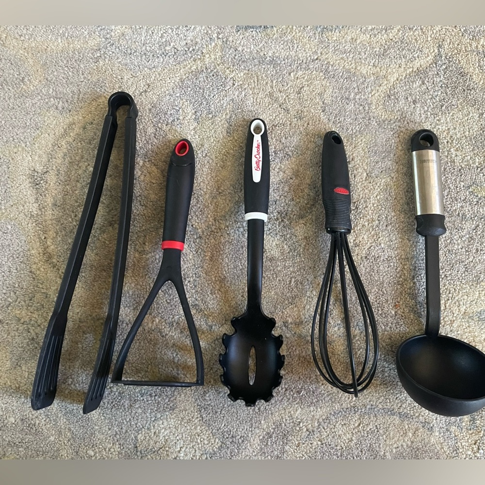 Sets of plastic ustensile for kitchen